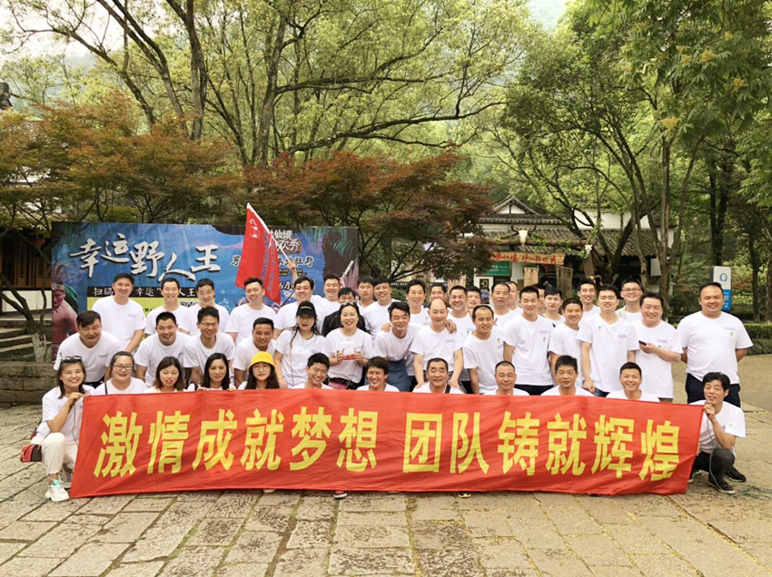 上海思德諾慶制輥，是專業(yè)膠輥生產(chǎn)廠家,提供膠輥包膠定制研磨維修規(guī)格型號(hào)價(jià)格質(zhì)量及標(biāo)準(zhǔn)的廠家,從事膠輥,高溫膠輥,MDO膠輥,電暈?zāi)z輥,工業(yè)膠輥,印染膠輥,造紙膠輥,防粘膠輥,皮革機(jī)膠輥、紡織膠輥、加熱膠輥、輸送膠輥、造紙膠輥、復(fù)膜膠輥、涂布膠輥,冷卻膠輥生產(chǎn)批發(fā)供應(yīng)